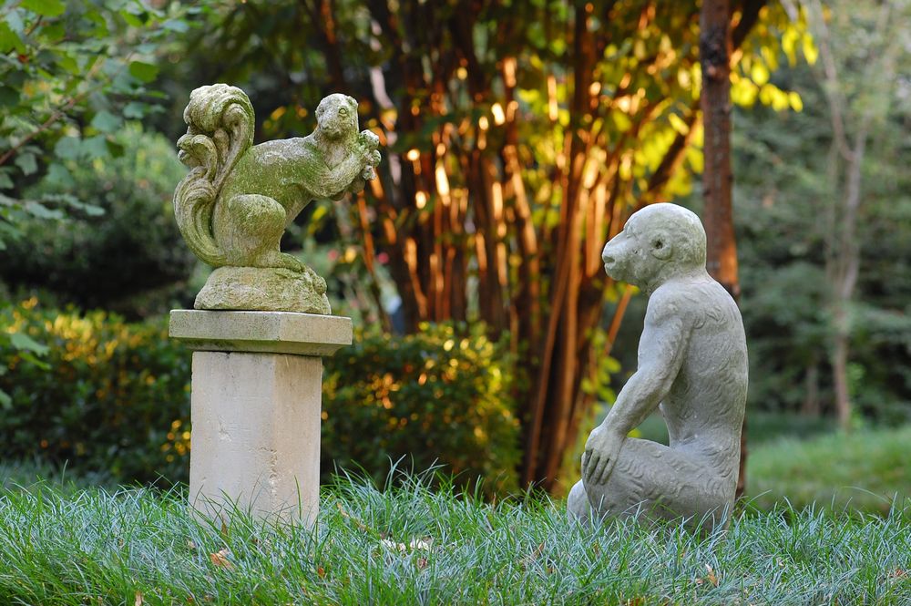 statua-scimmia-scoiattolo